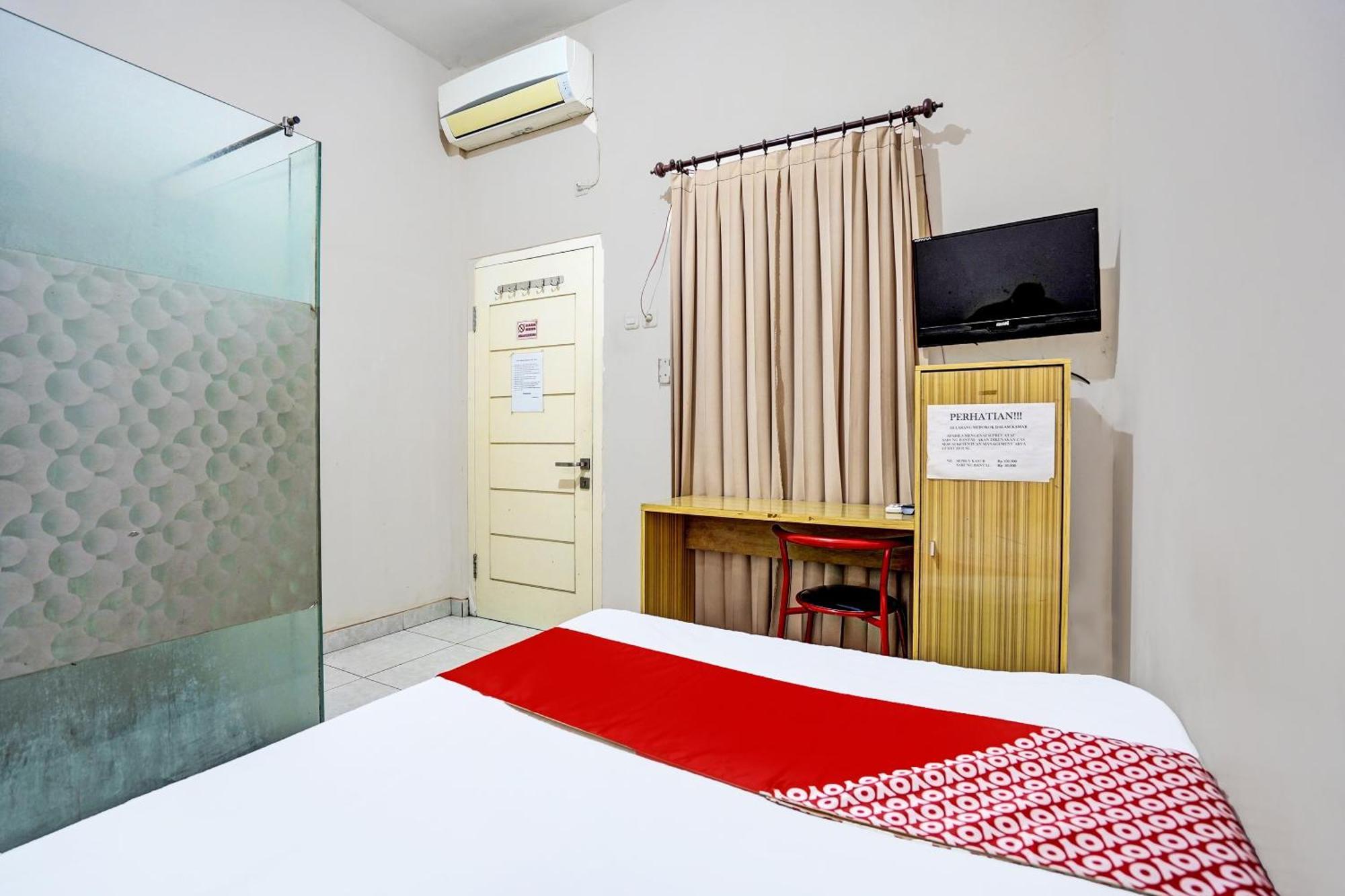 Oyo Life 92190 Arya Guest House Tulungagung Exterior foto