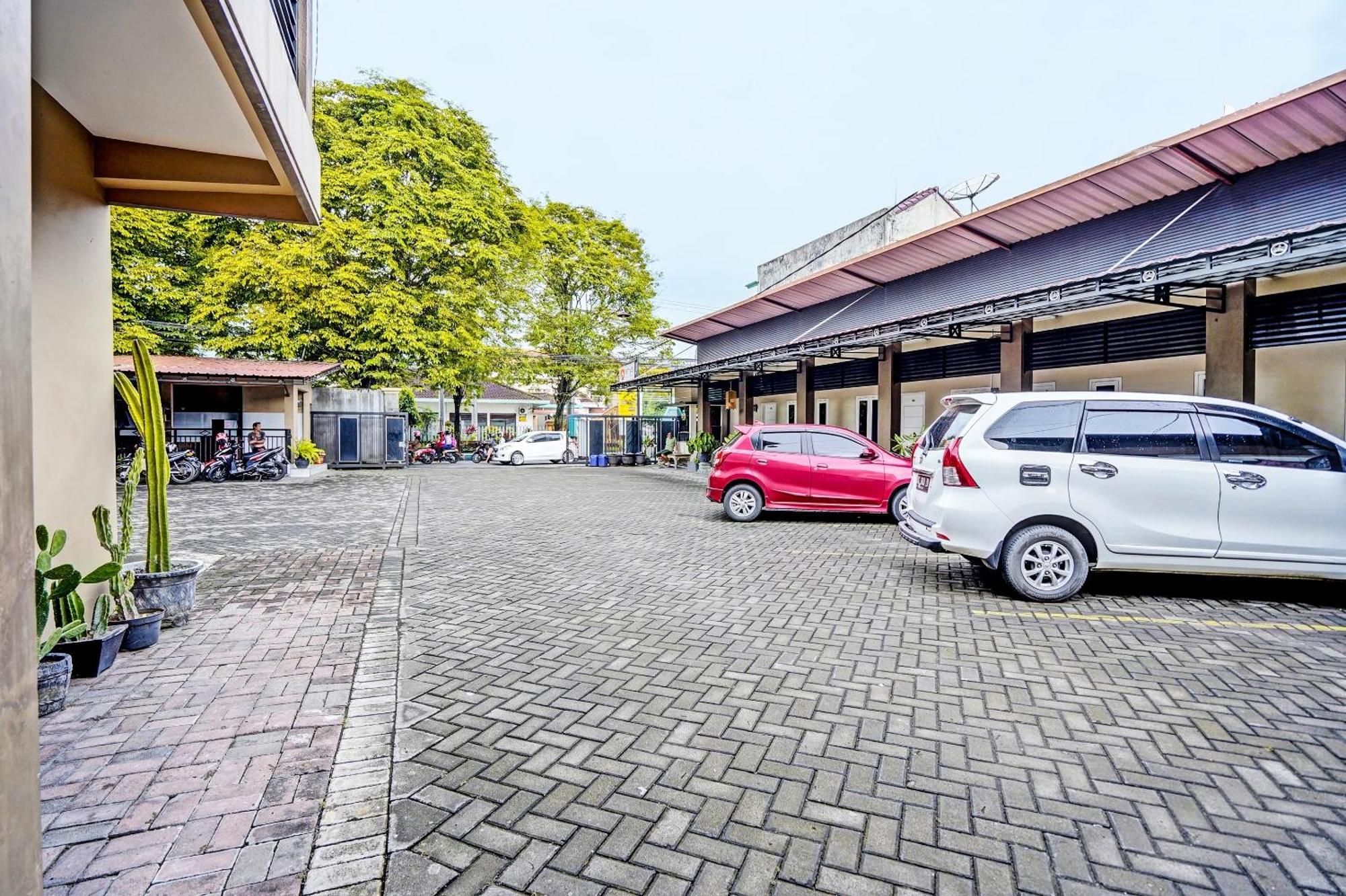 Oyo Life 92190 Arya Guest House Tulungagung Exterior foto