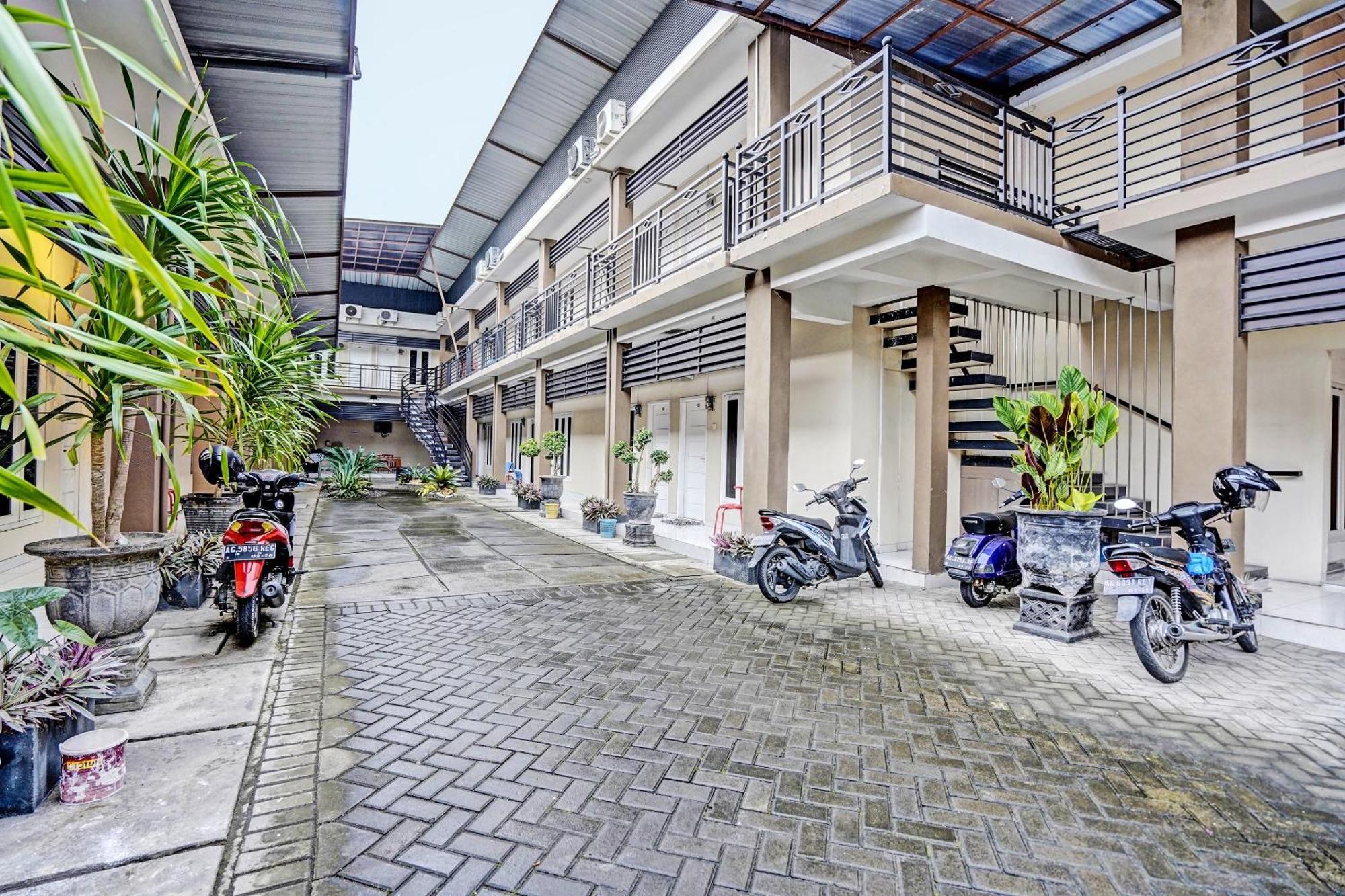 Oyo Life 92190 Arya Guest House Tulungagung Exterior foto